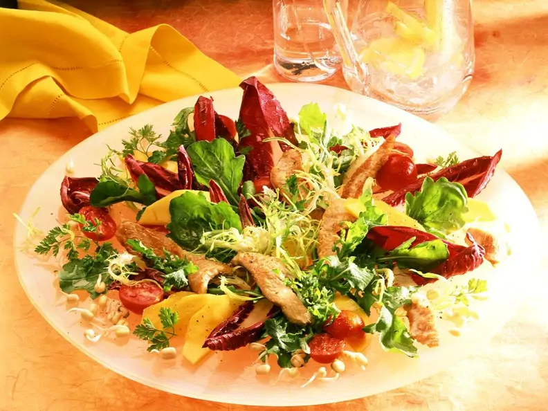 Salat mit Pute, Mango und Keimlingen