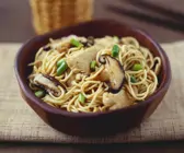 Nudeln aus dem Wok mit Fleisch und Pilzen