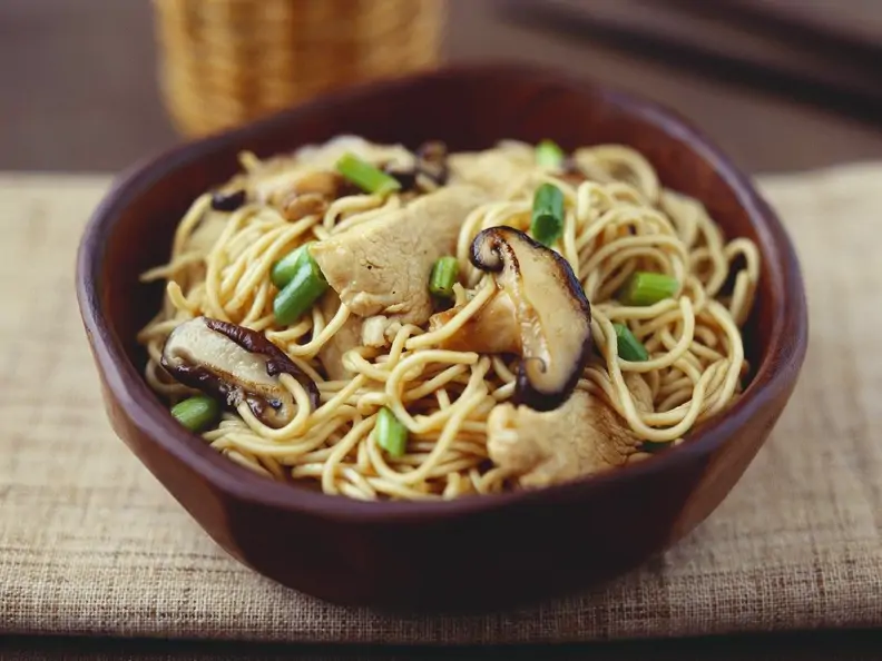 Nudeln aus dem Wok mit Fleisch und Pilzen