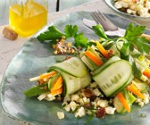 Gurkenröllchen auf Blumenkohlsalat