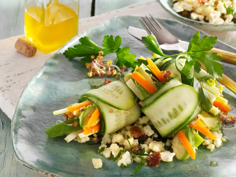 Gurkenröllchen auf Blumenkohlsalat