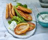 Linsenpuffer mit Joghurt-Dip und Eichblattsalat