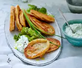 Linsenpuffer mit Joghurt-Dip und Eichblattsalat