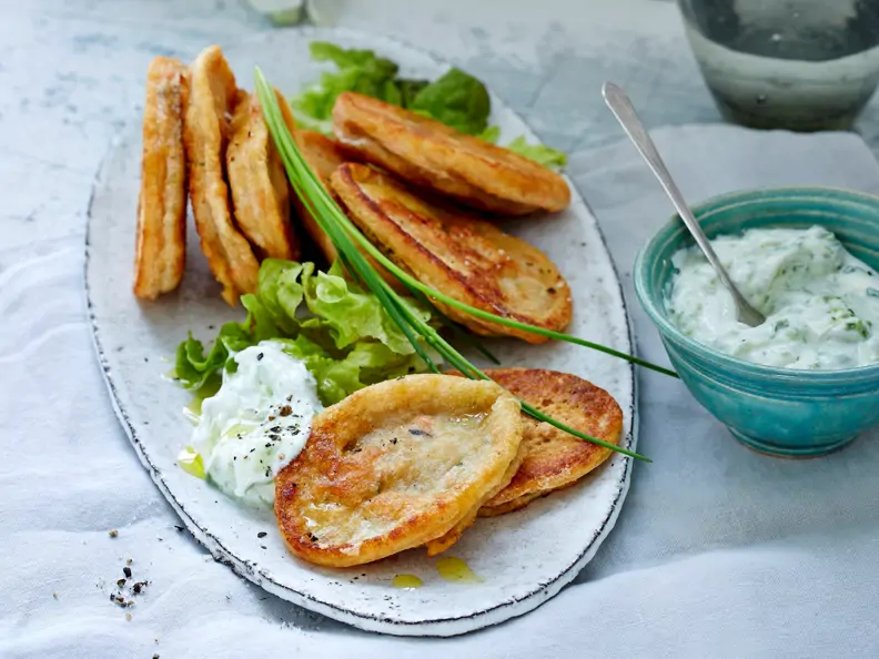 Linsenpuffer mit Joghurt-Dip und Eichblattsalat