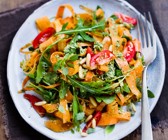 Möhren-Tagliatelle mit Tomaten und Rucola