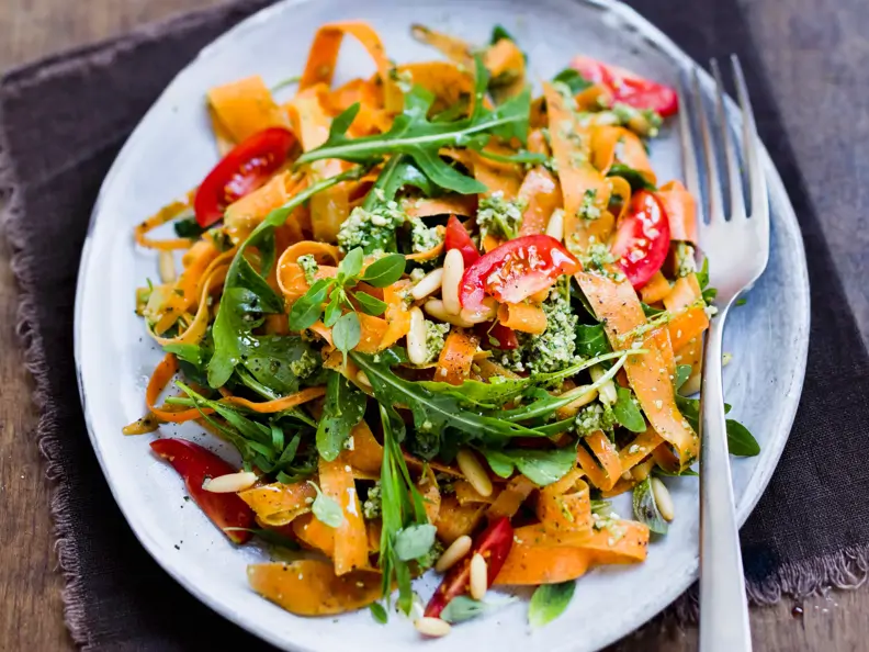 Möhren-Tagliatelle mit Tomaten und Rucola