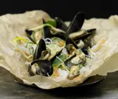 Miesmuscheln in Backpapier