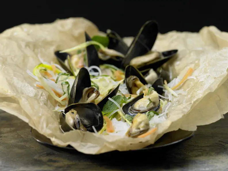 Miesmuscheln in Backpapier