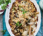 Kohlrabi-Grünkohl-Gratin mit Haselnuss-Kruste