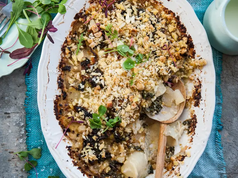Kohlrabi-Grünkohl-Gratin mit Haselnuss-Kruste