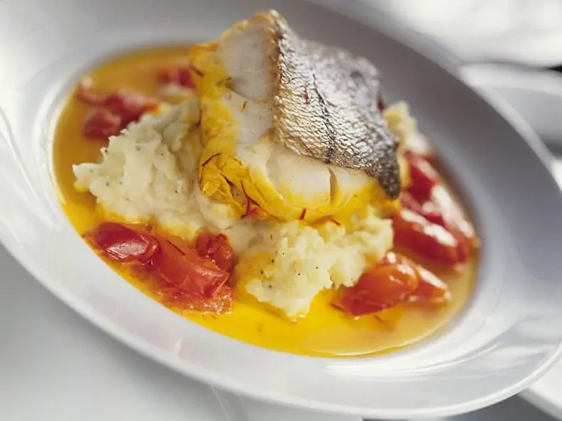 Zander mit Safran und Tomaten