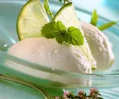 Limetten-Buttermilcheis