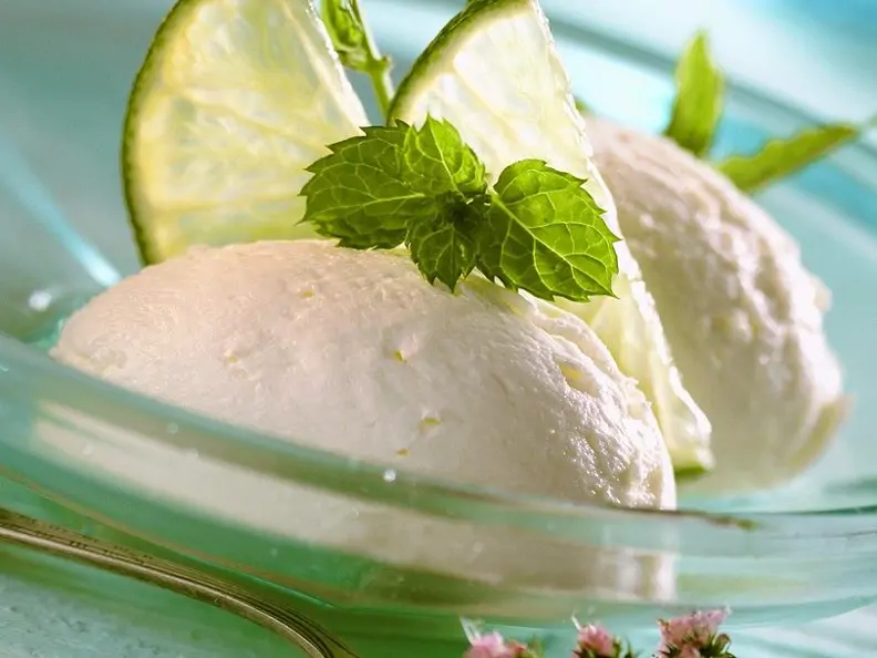 Limetten-Buttermilcheis