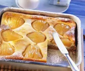 Saftiger Birnen-Käsekuchen vom Blech mit Mürbeteigboden
