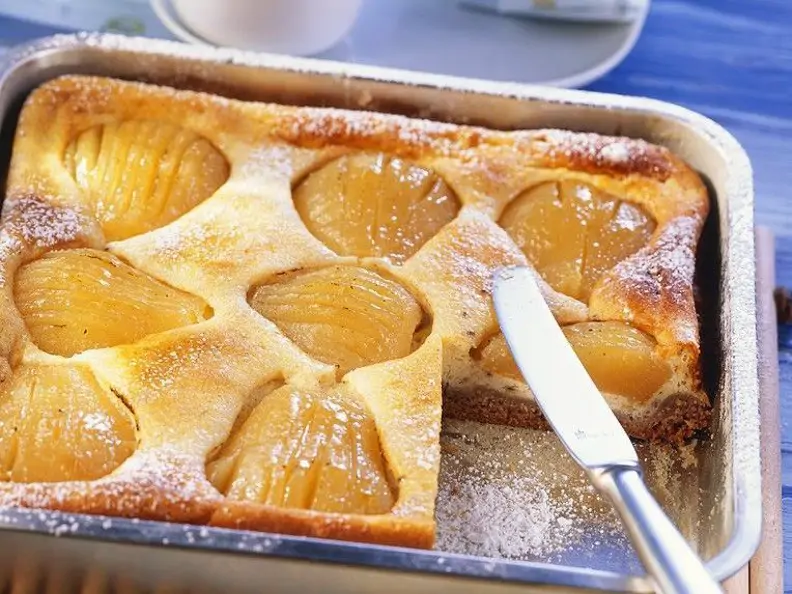 Saftiger Birnen-Käsekuchen vom Blech mit Mürbeteigboden