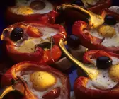 Ei und Tomaten in Paprikaschoten gebacken