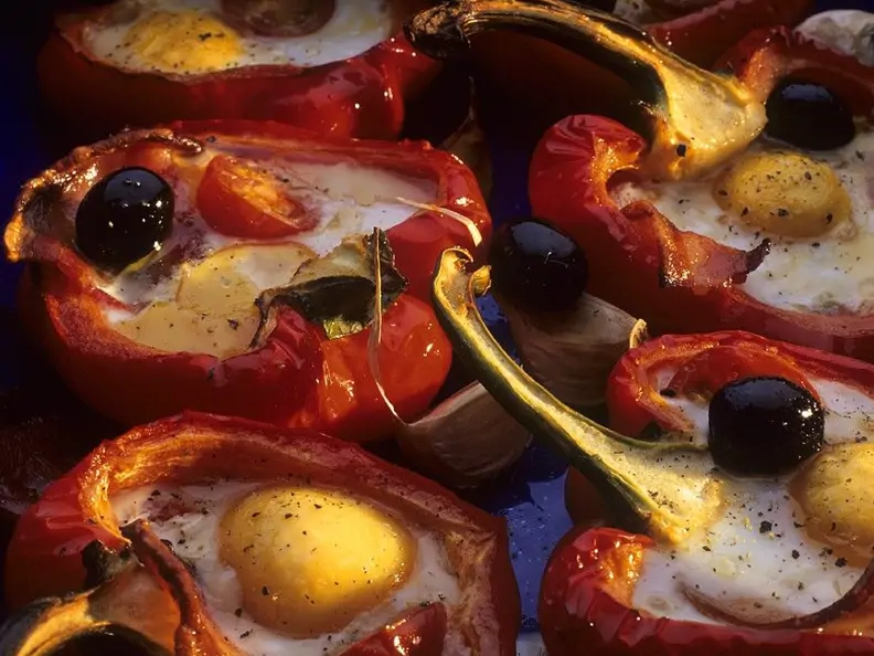 Ei und Tomaten in Paprikaschoten gebacken