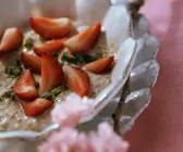 Weizenbrei mit Erdbeeren