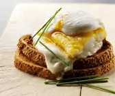 Räucherfisch mit Käse und Ei auf Brot