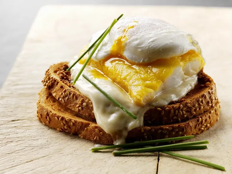 Räucherfisch mit Käse und Ei auf Brot