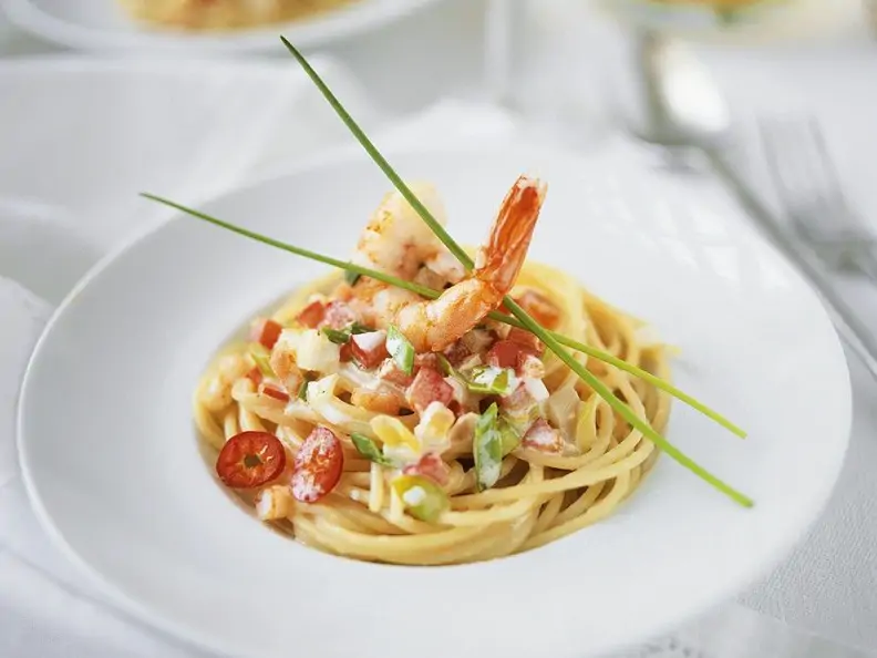 Nudeln mit Gemüse-Shrimpssauce