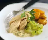 Lachs mit Weinsauce und Gemüse