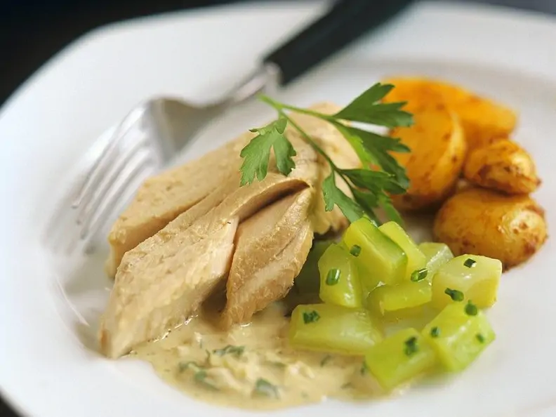 Lachs mit Weinsauce und Gemüse