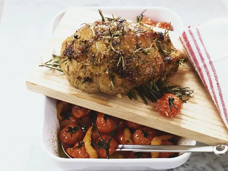 Rosmarin-Lammbraten mit Tomaten