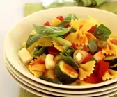 Frafalle mit Zucchini, Paprika und Käse