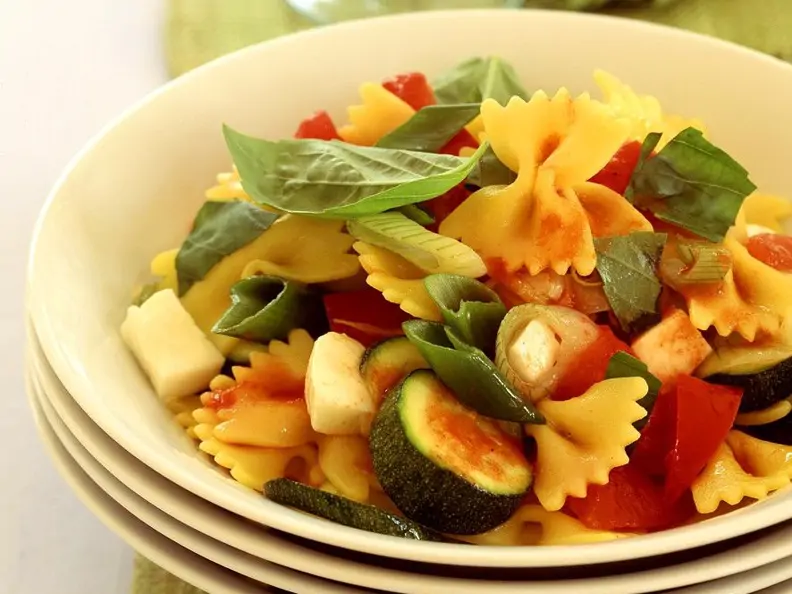 Frafalle mit Zucchini, Paprika und Käse