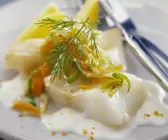 Gedämpfter Fisch mit Gemüse