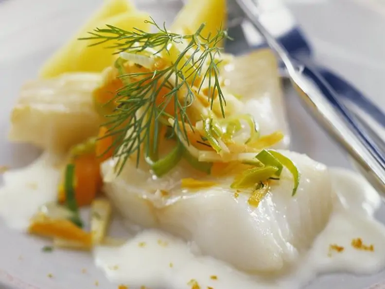 Gedämpfter Fisch mit Gemüse