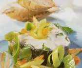 Auf buntem Gempüse gedämpfter Schellfisch