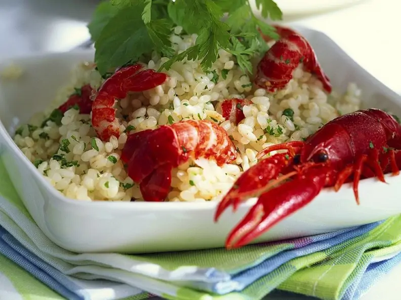 Reissalat mit Flusskrebsen