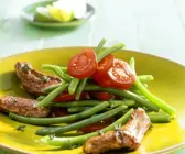 Bohnen-Tomatensalat mit Lammkoteletts