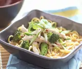 Nudeln mit Hähnchen und Gemüse