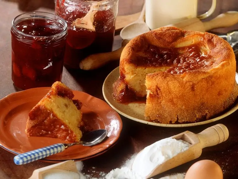 Rührkuchen mit Marmelade und Apfel