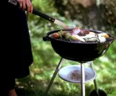 Gegrillte Fleischbällchen mit Gemüse