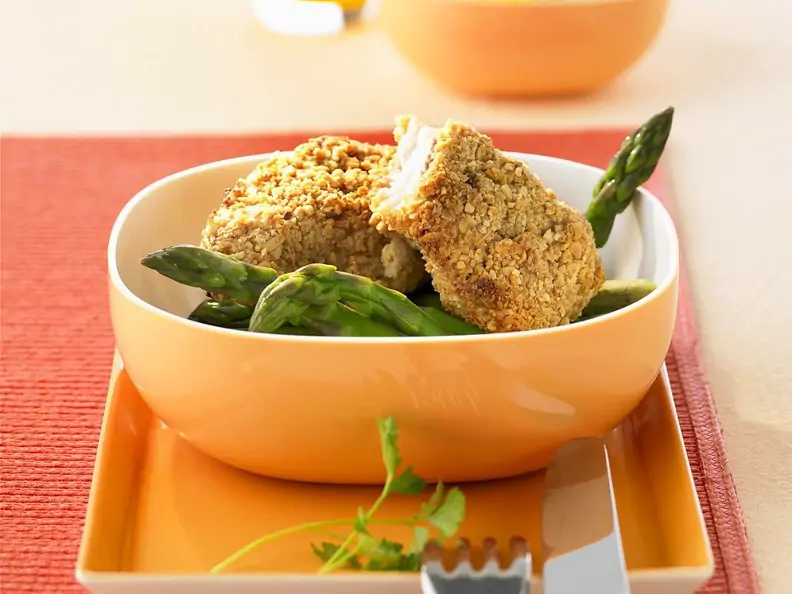 Waller in Erdnusspanade mit Spargel