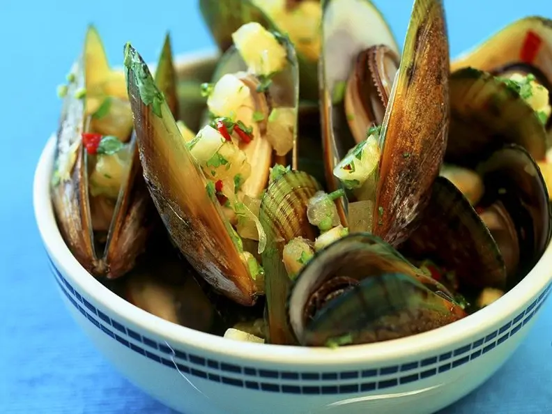 Miesmuscheln mit fruchtiger Salsa