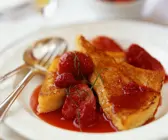Arme Ritter mit Erdbeersauce