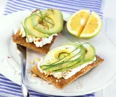 Avocado mit Hüttenkäse auf Knäckebrot