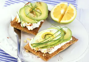 Avocado mit Hüttenkäse auf Knäckebrot