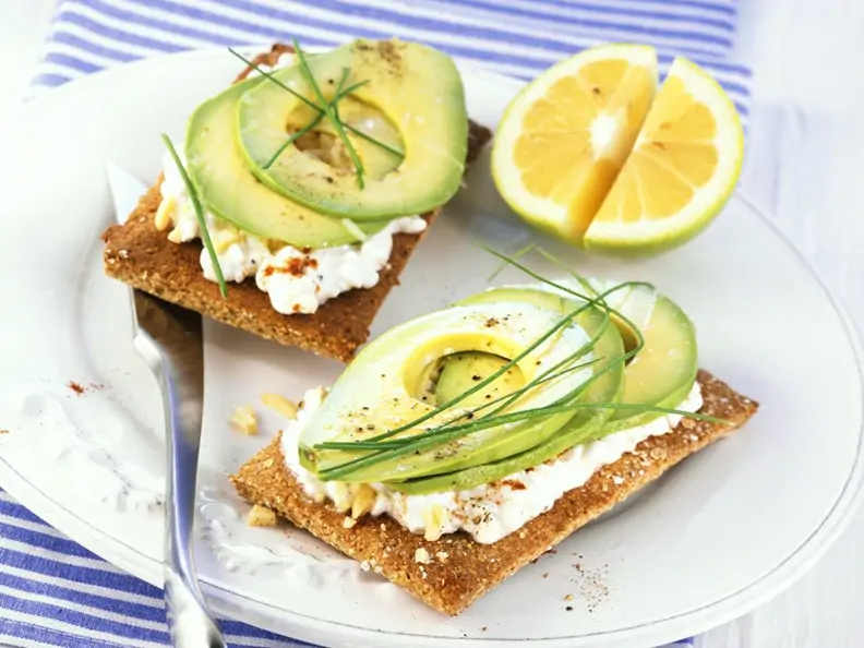Avocado mit Hüttenkäse auf Knäckebrot