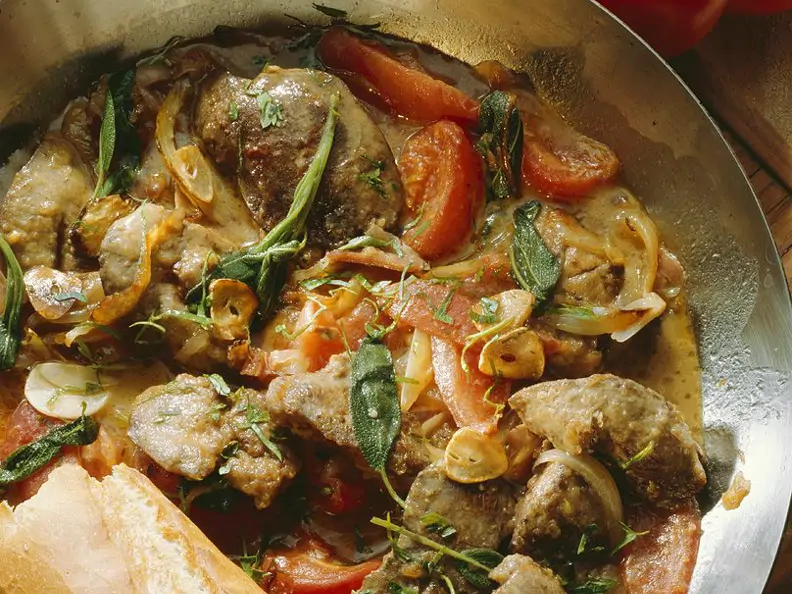 Geflügelleber mit Tomaten und Schinken
