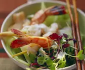 Gedämpfte Garnelen auf Gurken-Kresse-Salat