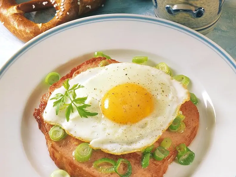 Gebratener Leberkäse mit Ei