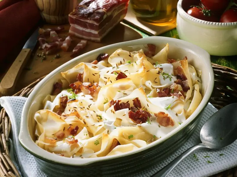 Gebackene Nudelfleckerl mit Speck