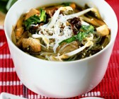 Asia-Suppe mit Glasnudeln und Tofu