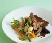 Lammkeule mit Gemüse